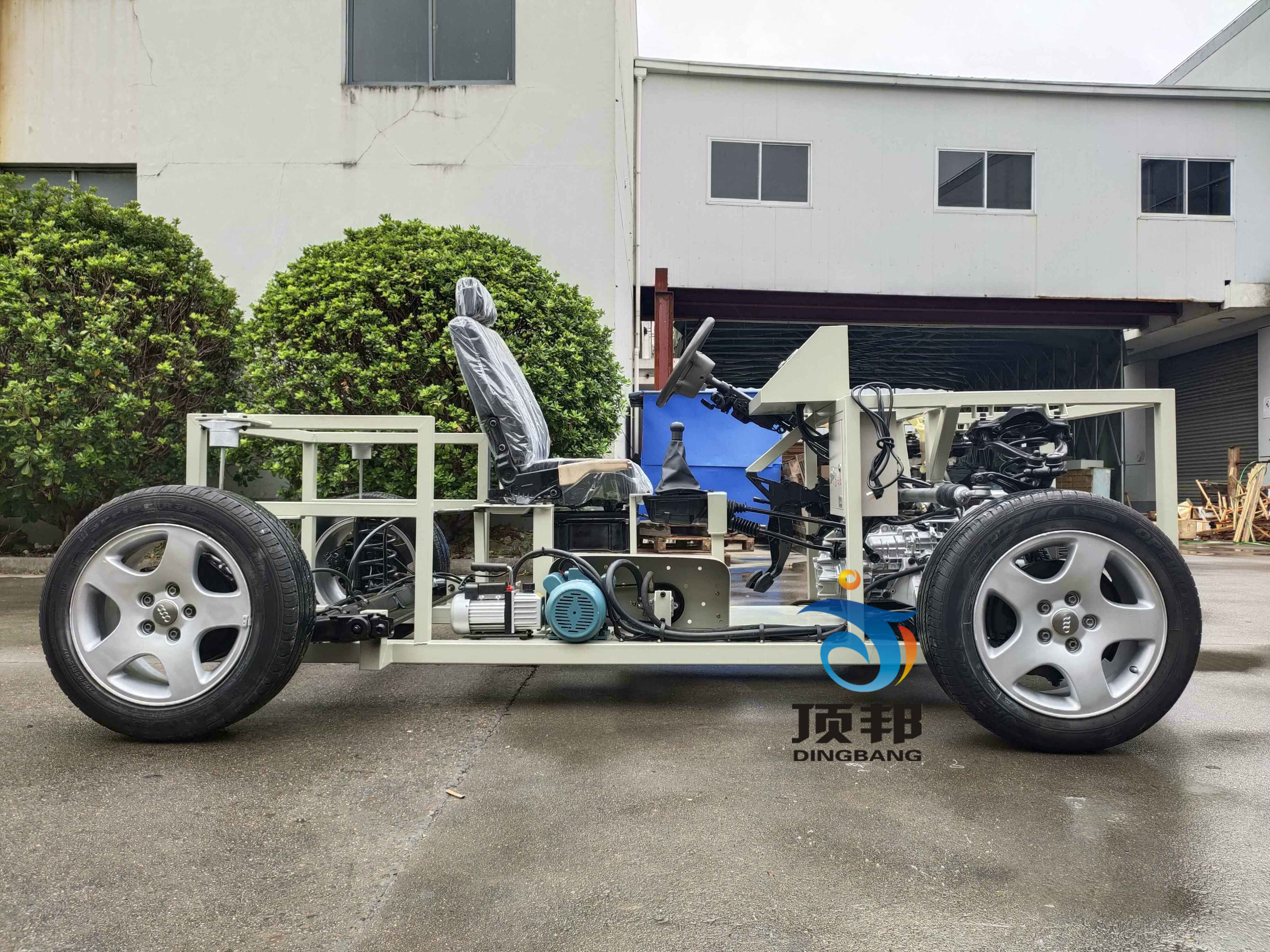 奧迪A6汽車綜合底盤實(shí)訓(xùn)臺(tái)